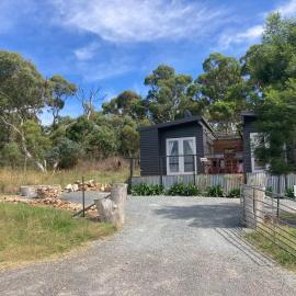 Hayshed Cabins - Merigan Farm Stay, hotel in Tarago