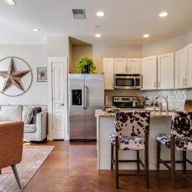 Modern 3-Story West End Condo - Free 2-Car Garage, hotel a Nashville