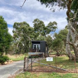 Cherry Tree - Merigan Farm Stay - Bungendore - Mount Fairy, hotel in Tarago