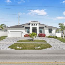 2022 built home with pool/spa and walk to Mackle Park