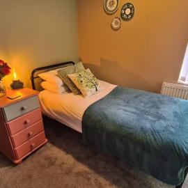 Jasper's a cosy comfortable 4 bedroom house in Meir close to Trentham Gardens, hotelli kohteessa Stoke on Trent