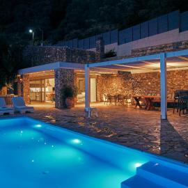 La Bella Villa - Cliffside Infinity Pool and Sunsets, מלון בMelínta