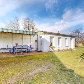 1 Bedroom Nice Home In Montmorillon、モンモリヨンのホテル