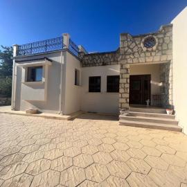 Large Bungalow Villa Mountain and Sea View Family Friendly, מלון בקירניה