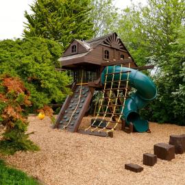 Deluxe 4 or 5 Bed House with Hot Tub, Cinema Room Sleeps 15, hotel in Saffron Walden