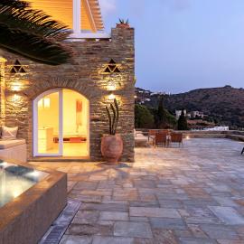 Villa Gaia, Beachfront, Plunge Pool & Sunset by Explore Andros, hôtel à Apróvaton