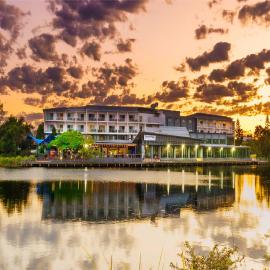 Best Western Plus North Lakes Hotel, hotelli kohteessa North Lakes