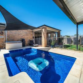 Sailors' Retreat - Family Pool Oasis by Largs Beach, hotel in Largs
