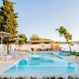 Villa Eleni، فندق في Soroni