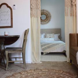 Le Petit Guesthouse -King Bed Walk to Whitworth, hotel a Nine Mile Falls
