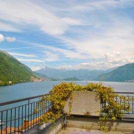 Studio Apartment Open Space with Terrace, hotelli kohteessa Argegno