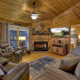 Talking Leaves Hot tub firepit and comfy king beds