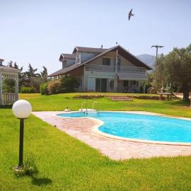 Farmhouse with pool minutes from beach, viešbutis mieste Amarintas
