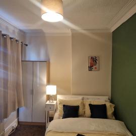House - Sleeps 4 - Garden - Parking