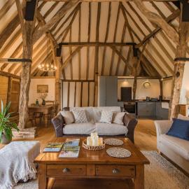 The Thatched Barn by Bloom Stays, Hotel in Brabourne