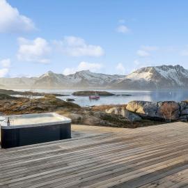 Fjordview Arctic Lodge with sauna and Jacuzzi, hotel i Lyngværet