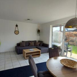 Fewo Küstenklang - ideal für zwei, mit Terrasse โรงแรมในเบรเกอ