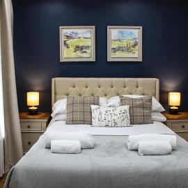 Spacious 4BR house, 2 en suites with garden & on-site parking, hotel a Maidstone