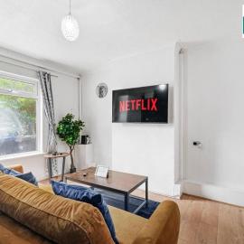 Modern Family Home -5 beds SW16、クロイドンのホテル