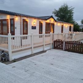 Viesnīca 2 Bed Lodge Style Caravan with Hot Tub & Private Garden at Patrington Haven Leisure Park pilsētā Patrington