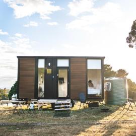 Pine Edge Heights by Tiny Away, hotel in Ellendale