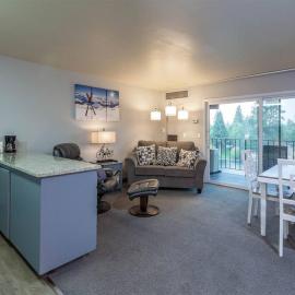 Riverside Condo located Downtown Enjoy Nightlife，位于本德的酒店