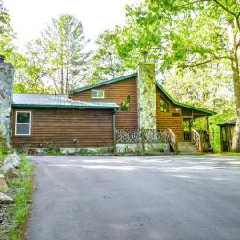 3BR Luxury Cabin • Hot Tub, Sauna • Pet Friendly, hotelli kohteessa Morganton