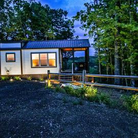 Sweet Creek Retreat-Luxury Tiny Cabin-View-WIFi-Hot tub-Firepit Area-Smart TVs, hotel a Turtletown