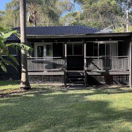 'Retro Beach House' by HolidayCo, hotell i Macmasters Beach
