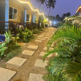 Sydney X Huts, hotel in Arambol