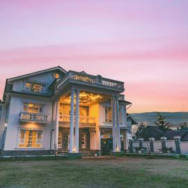 StayVista at Midsummer Moon - Mountain View with Courtyard, hotel a Srinagar
