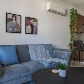 Creative 1br Pool view Apt with covered parking, hotel i Livadhia