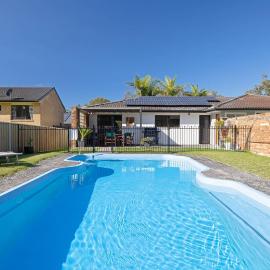 Spacious House with Pool - 5 min walk to Lake, Hotel in Wyong