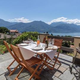 Il Borgo Apartment Menaggio، فندق في ميناجيو