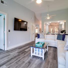 Luxury 2 bed and 2bath Lakefront Condo Near IMG and Anna Maria Island, Hotel in Bradenton