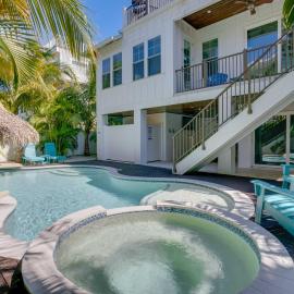Golf Cart included, private home and only steps to the beach, hotel in Holmes Beach