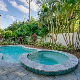 Pet Friendly Home with Heated Pool & Spa, hotell sihtkohas Holmes Beach