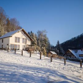 Przy szlakach, kominek, ognisko i wędzarnia, Hotel in Nasiczne