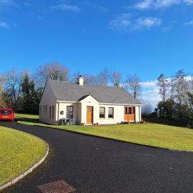 Beautiful Lakeside Holiday Home (6 Portinode Cottages), hotel in Enniskillen