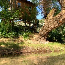 Delightful Treehouse w private beach, отель в Мостаре