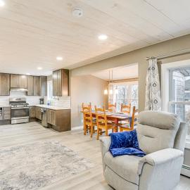 Cozy Maine Getaway: Covered Deck, Walk to Beach!, khách sạn ở Lubec