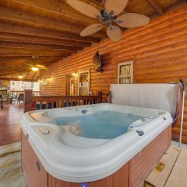 Broken Bow Cabin on 1 Acre w/ Hot Tub & Fire Pit!, hotel u gradu Stephens Gap