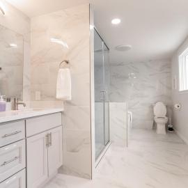 Burien's Top Unit with Spa-Inspired Bathroom, hotel in Burien