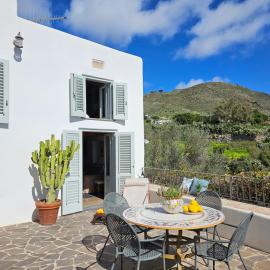 Villa Margot - Authentic seaview countryside villa & apartments