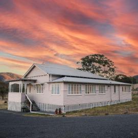 Pretty Pink Queenslander - Spectacular Views, Space and Serenity