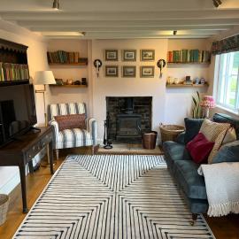 Cotswolds Manor Gatehouse with Log Burner, hotel in Bredon