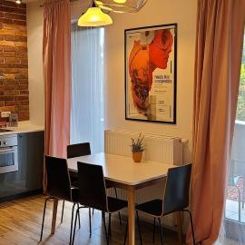 Lovely One-Bedroom Condo With Patio Free Parking، فندق في وارسو