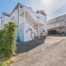 Apartments Family VillaArta, hotel in Murter