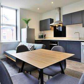 FREE PARKING - Charming 2-BR Flat near Salford Royal