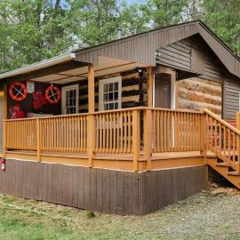 Creekside Cabin w Hot Tub, Fire Pit, Grill, WiFi!, hotel em Basye